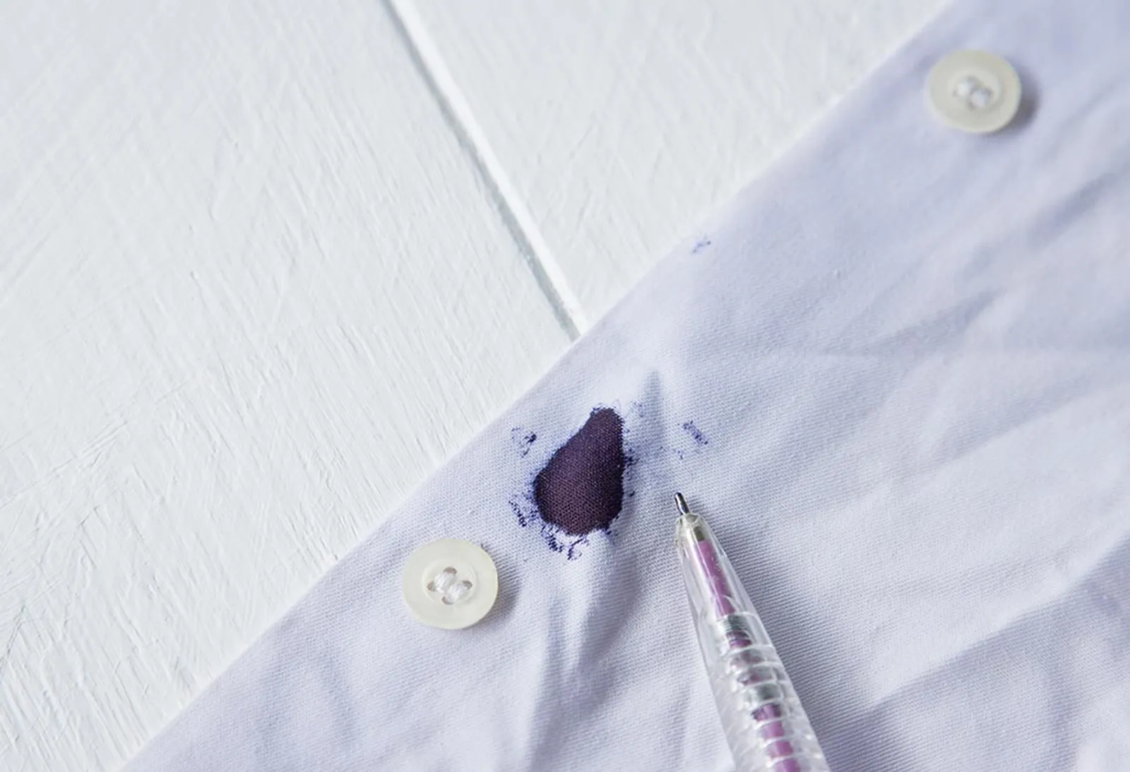 Cara Mudah Bersihkan Noda Tinta Pada Pakaian Putih