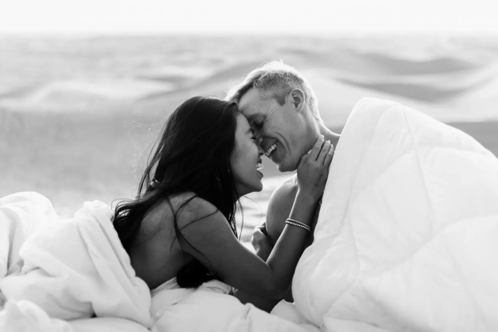 5 Manfaat Sex Pillow dan Cara Memakainya bersama Pasangan