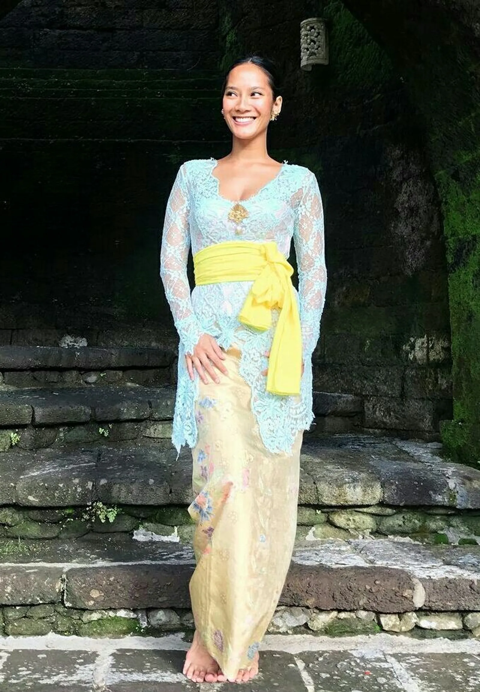 Inspirasi Kebaya Modern Warna Biru a La Seleb Indonesia