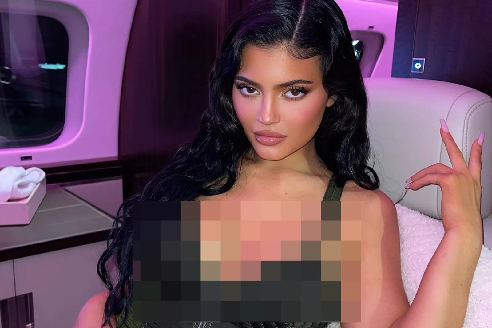 Bosan di Jet Pribadi, Kylie Jenner Asik Foto Seksi