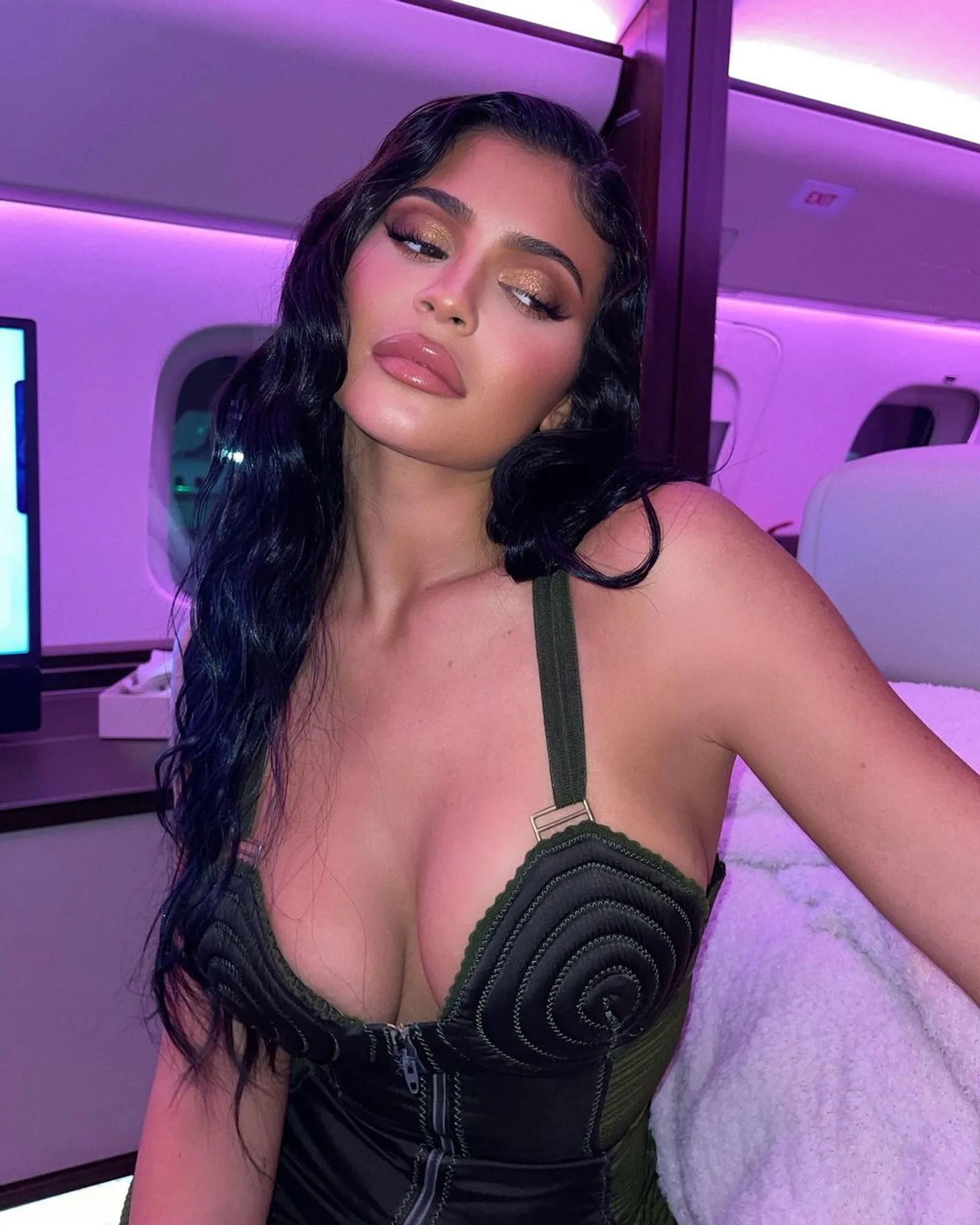 Bosan di Jet Pribadi, Kylie Jenner Asik Foto Seksi