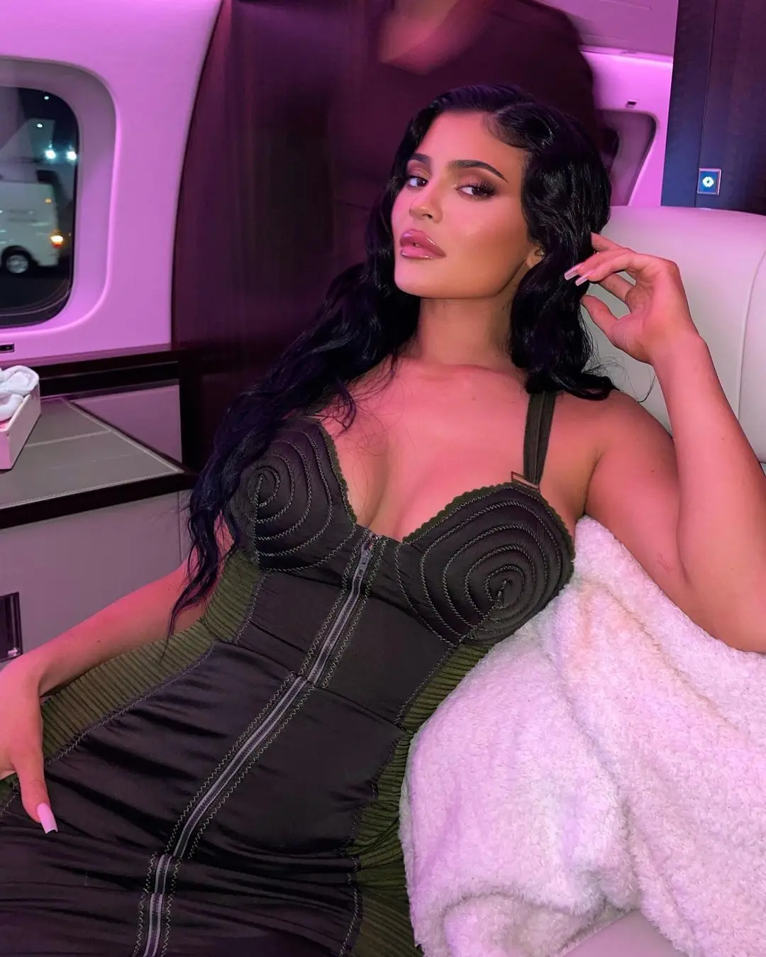 Bosan di Jet Pribadi, Kylie Jenner Asik Foto Seksi