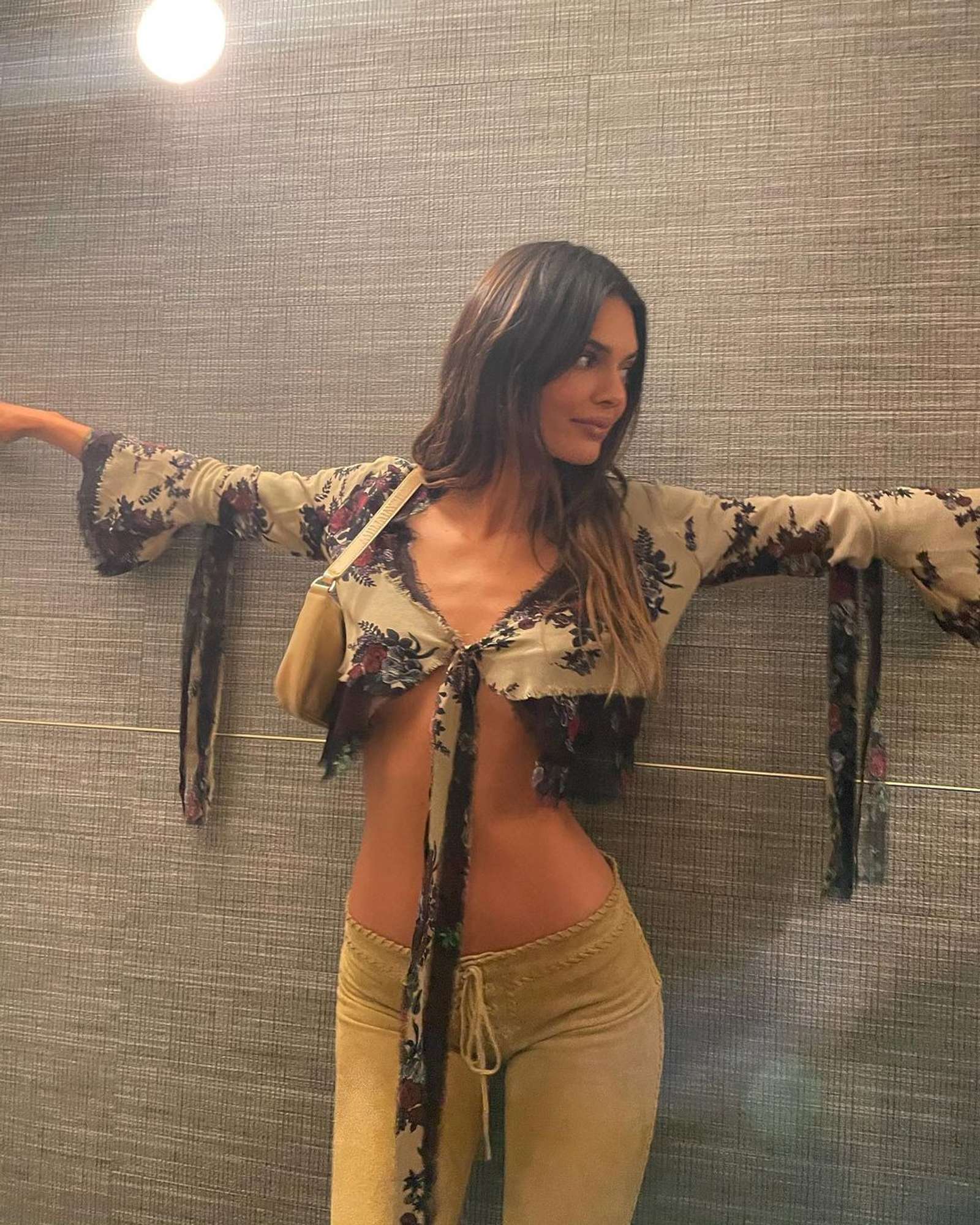 Pose Angkat Tangan, Kendall Jenner Ekspos Buah Dada