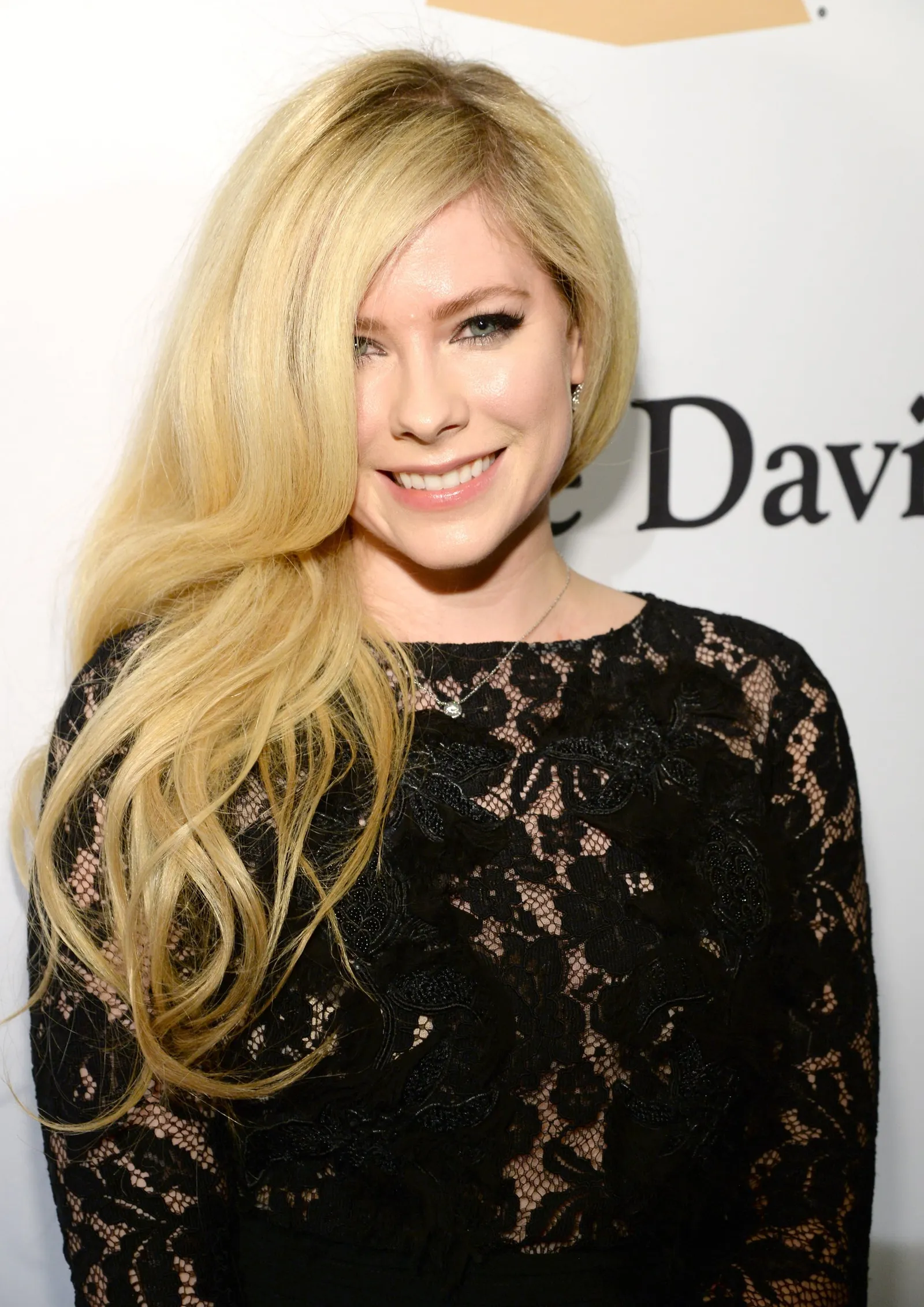 Transformasi Avril Lavigne dari Masa ke Masa, Menolak Tua!