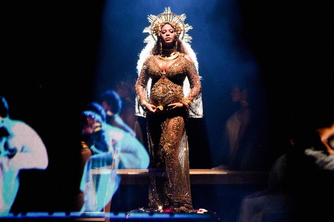 Gaya Seksi Penyanyi Hollywood Pamer Baby Bump di Atas Panggung