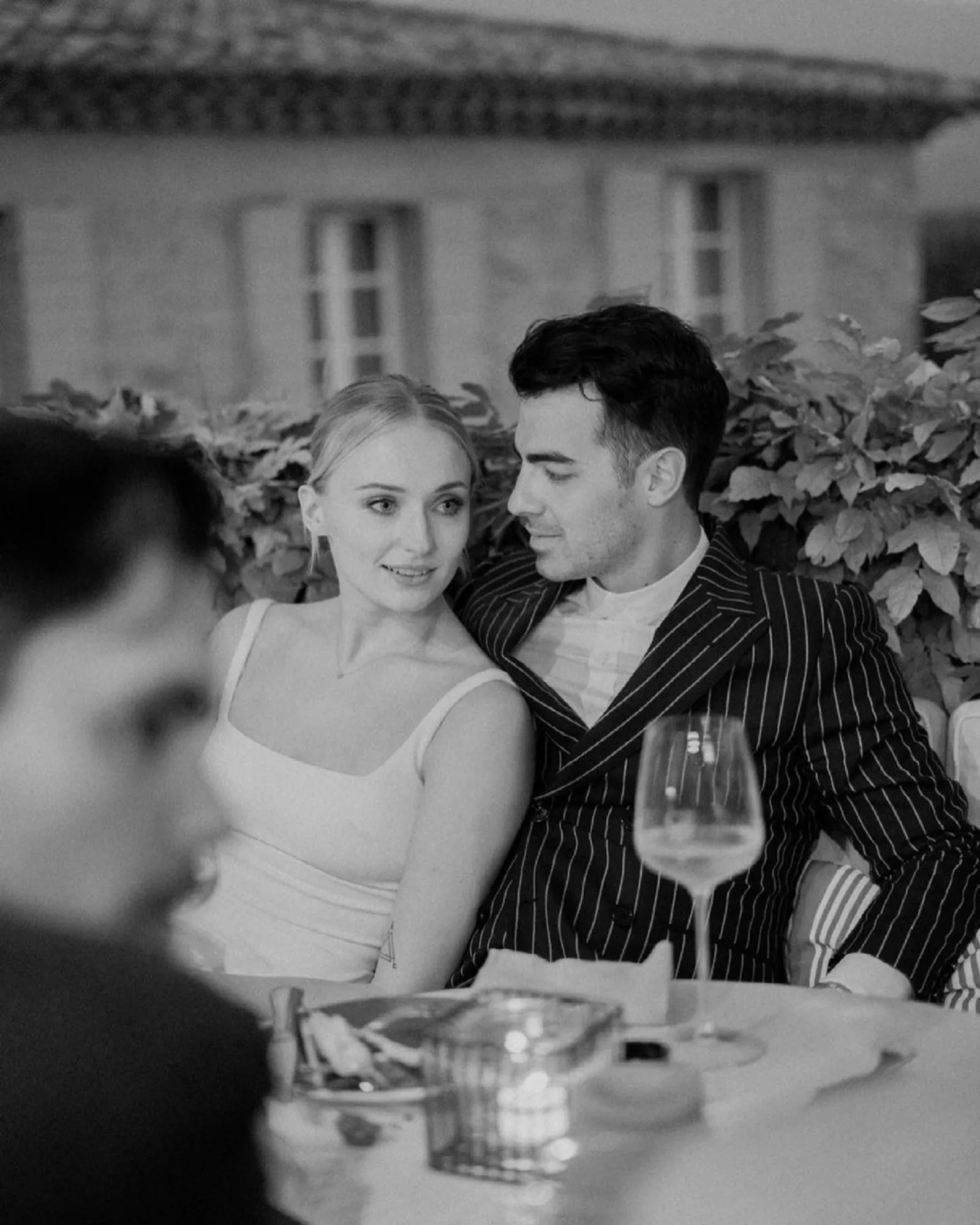 Potret Joe Jonas & Sophie Turner Pamer Foto Mesra yang Langka