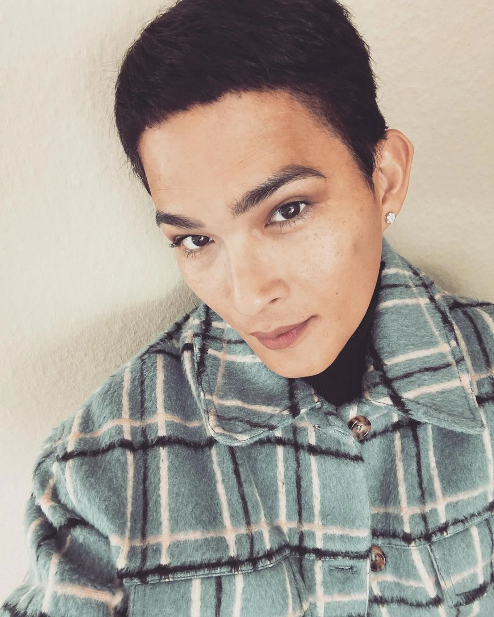 7 Potret Oscar Lawalata, Transgender Seksi yang Kenakan Swimsuit
