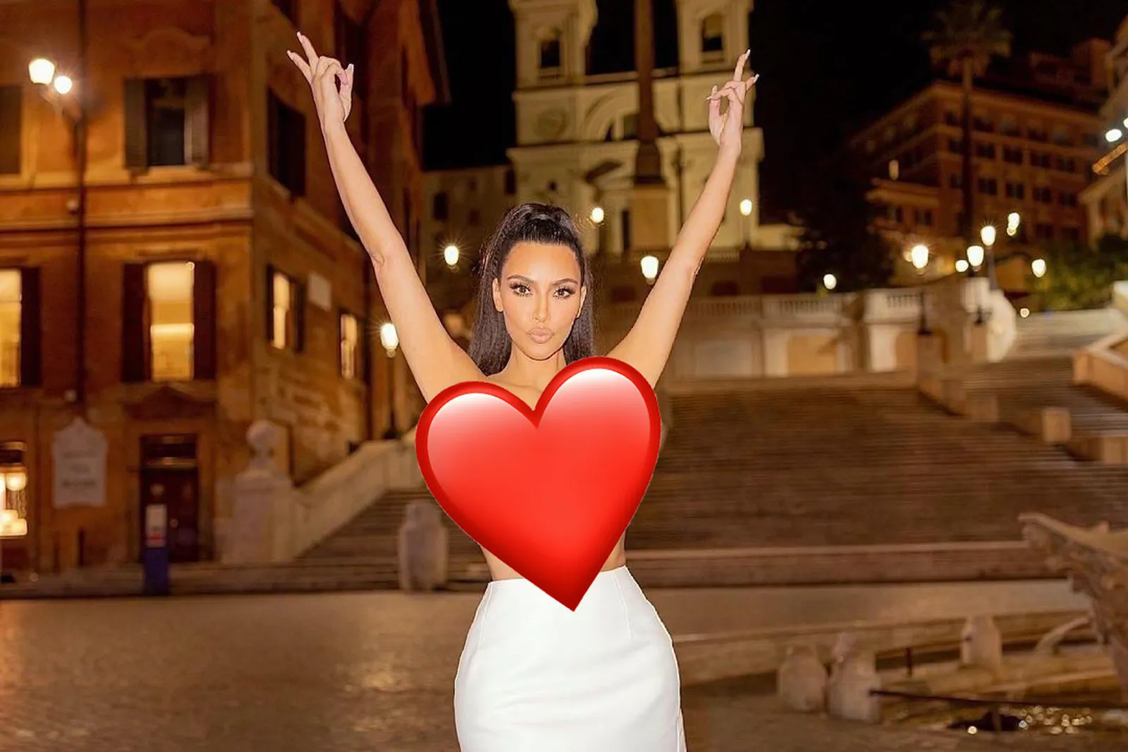 Pose Angkat Tangan, Baju Kim Kardashian Makin Kontroversial!