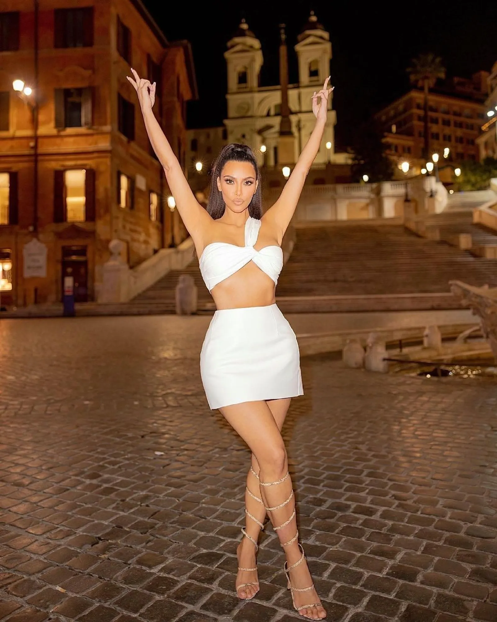 Pose Angkat Tangan, Baju Kim Kardashian Makin Kontroversial!