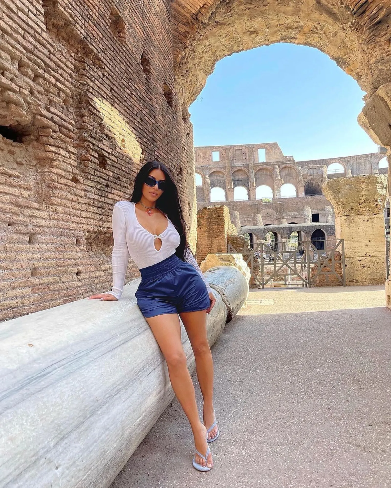 Potret Baju Seksi Kim Kardashian Liburan ke Italia, Sempat Dikecam!