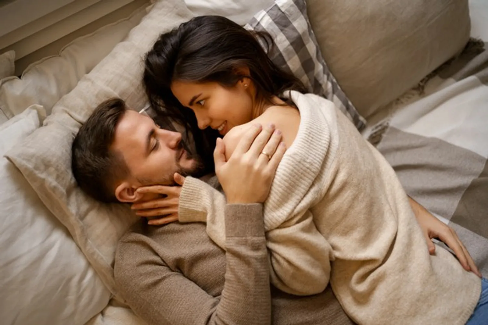 5 Manfaat Pillow Talk dalam Menjaga Keharmonisan Hubungan