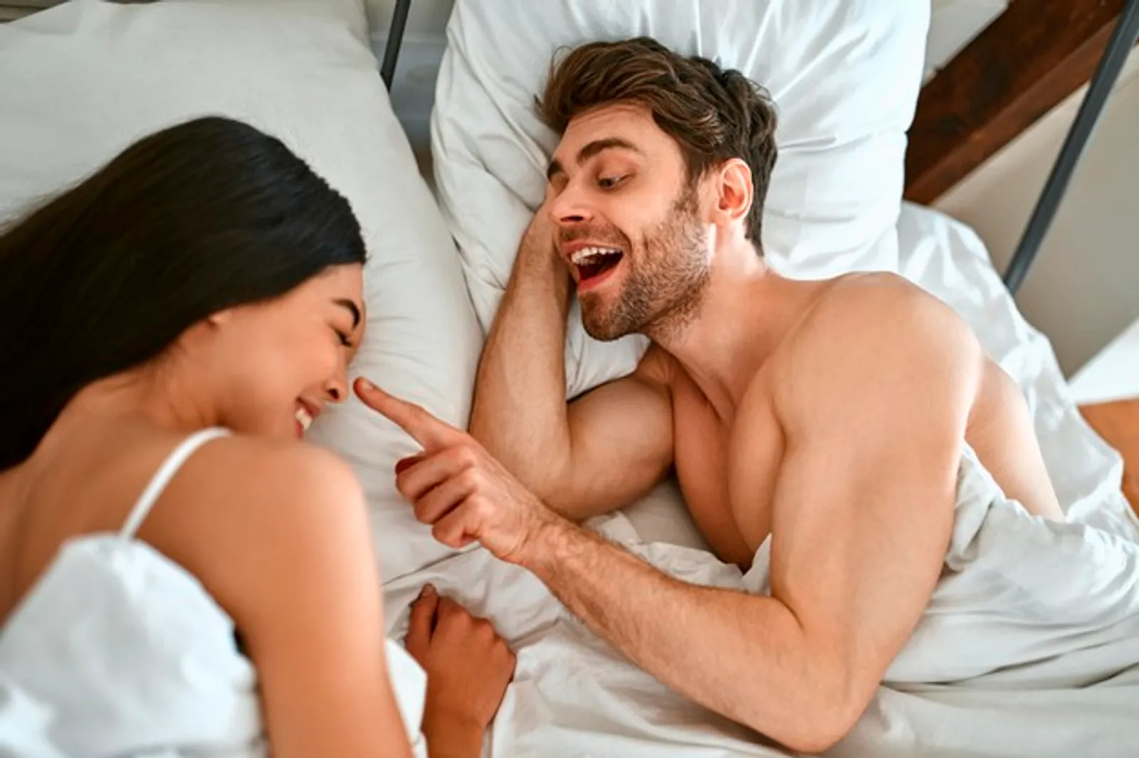 5 Alasan Suami Istri Perlu Tidur di Waktu Bersamaan