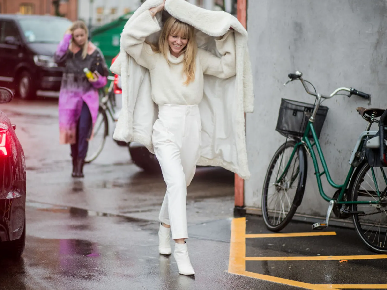 Deretan Fashion Item yang Wajib Kamu Hindari Saat Musim Hujan