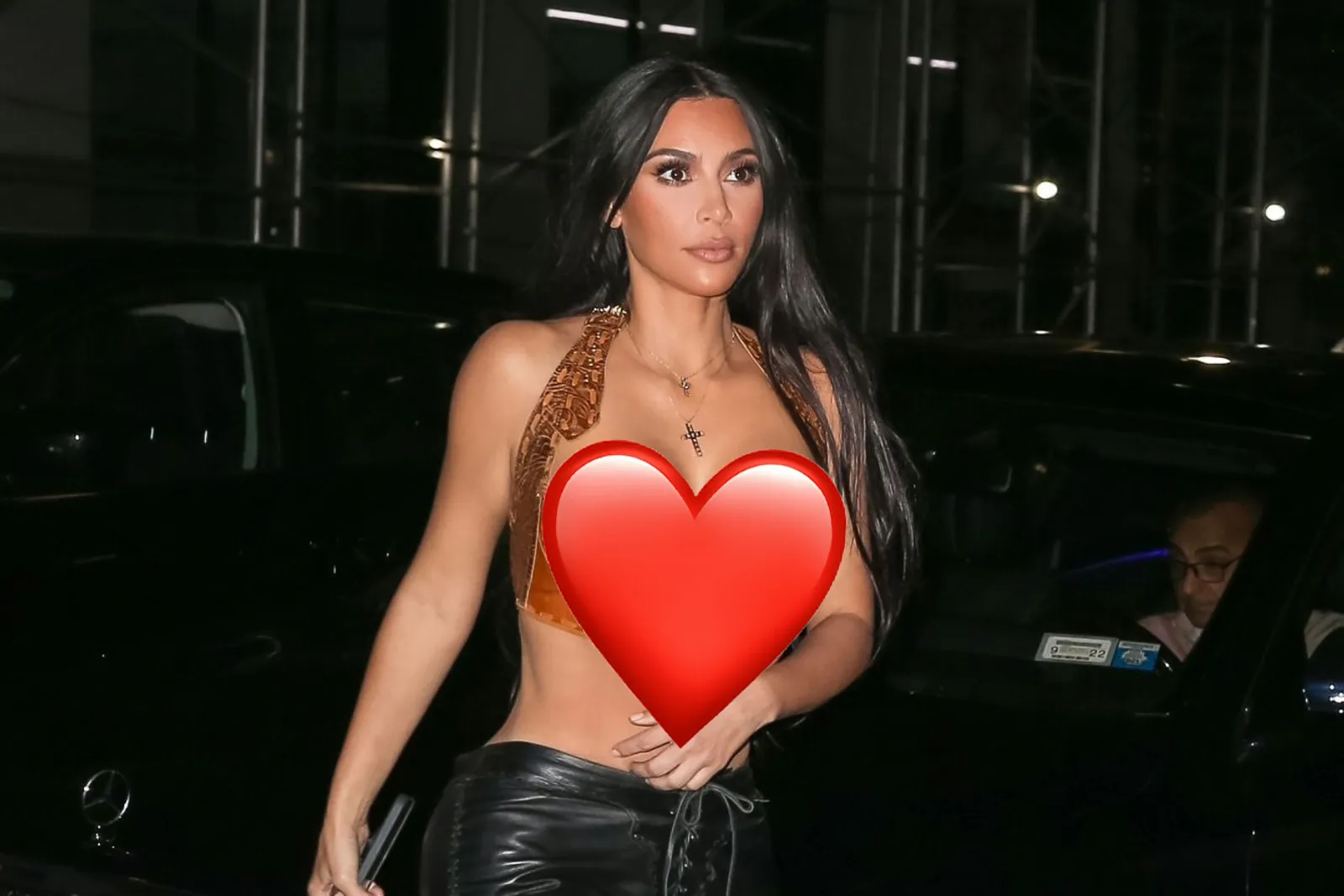 Terlalu Mini! Baju Seksi Kim Kardashian Curi Perhatian Lagi!