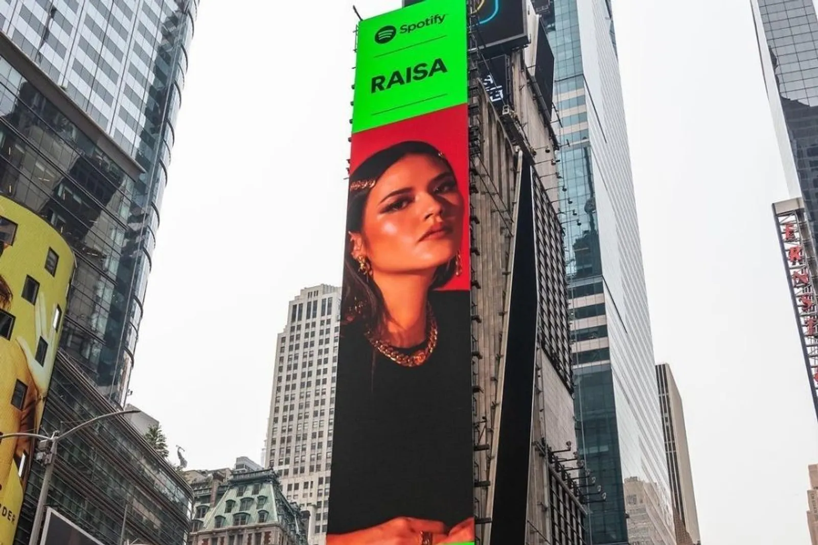 Wajahnya Terpampang di Times Square, Begini Potret Memukau Raisa