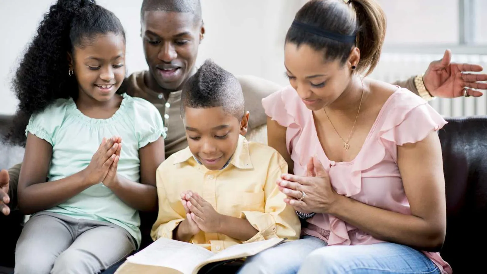 30 Ayat Alkitab Agar Keluarga Saling Mengasihi dan Diberkati