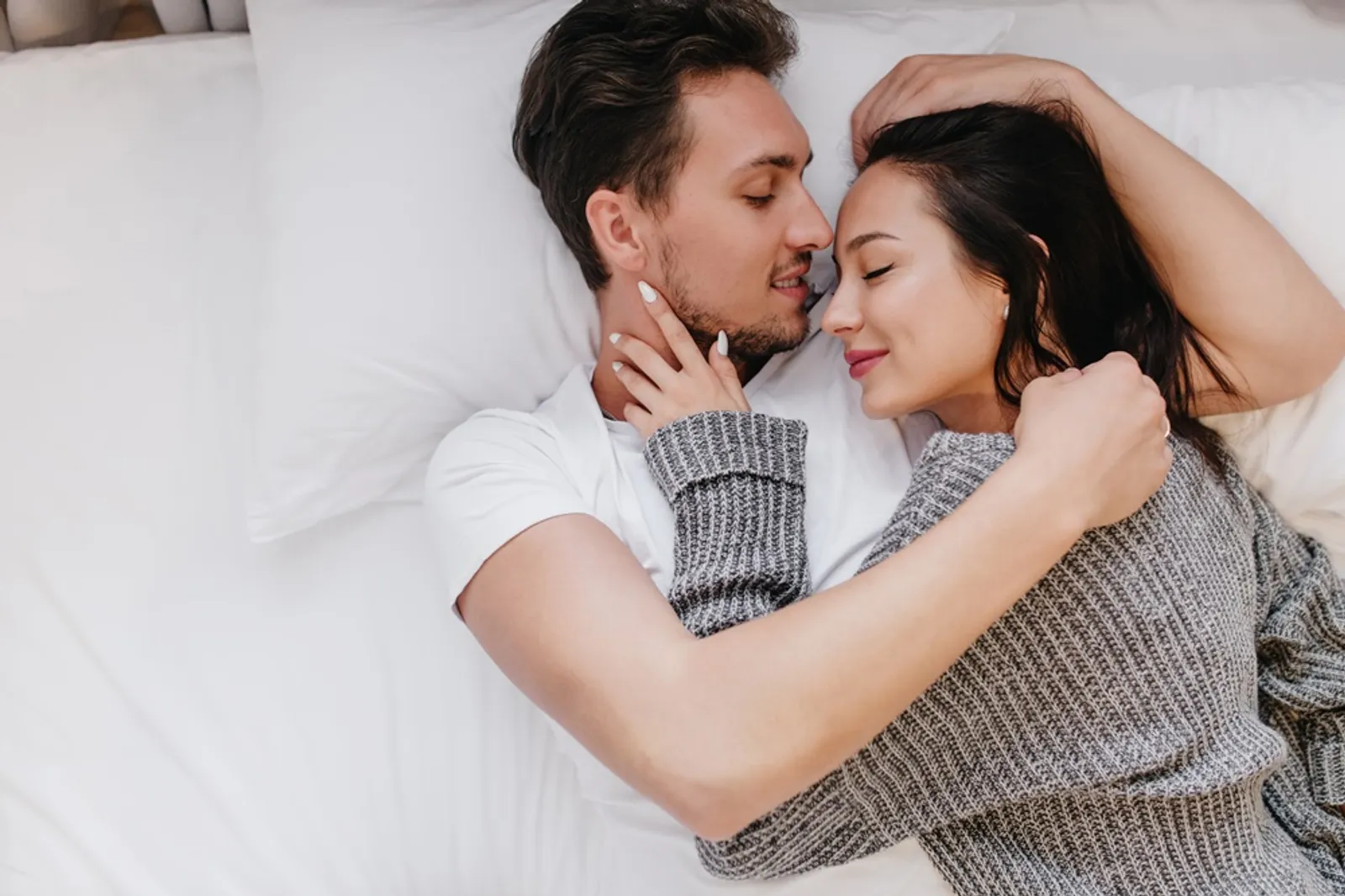 7 Manfaat Memeluk Pasangan Setelah Berhubungan Seks