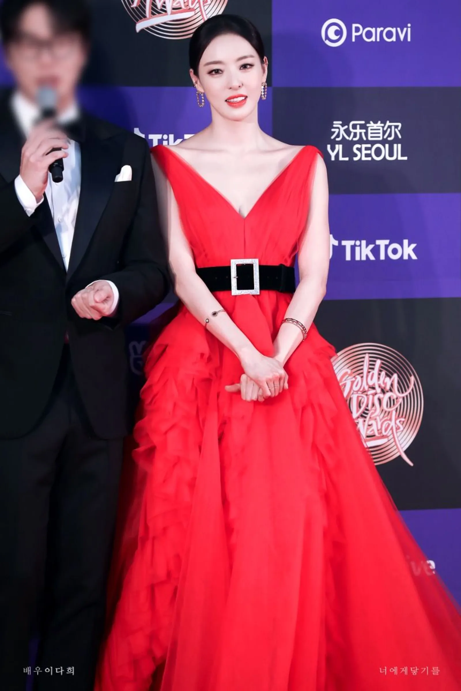 Gaya Seksi Para Artis Korea Selatan Pakai Gaun Merah di Red Carpet