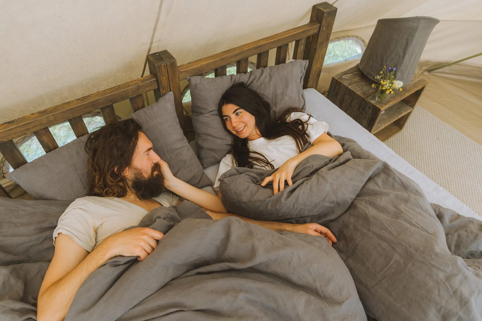Benarkah Tidur Membelakangi Pasangan Menandakan sedang Bertengkar?