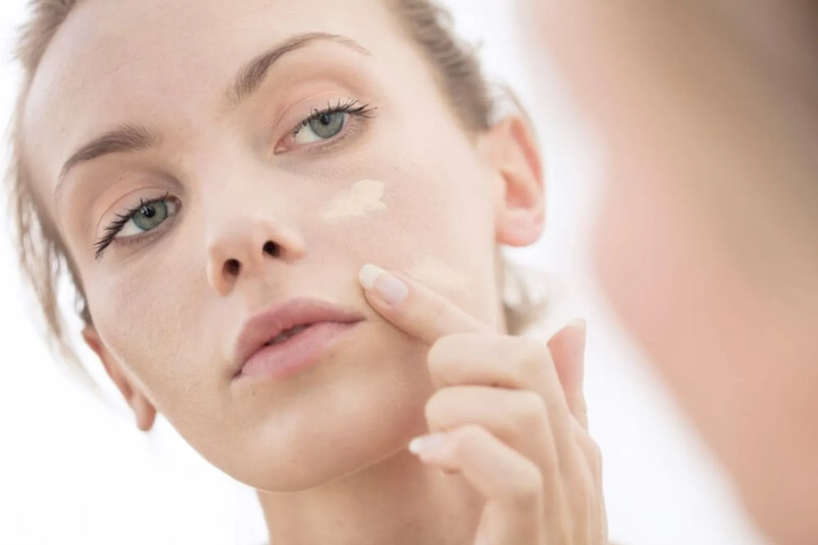 Supaya Makeup Tidak Creasing, Ini Tips yang Bisa Kamu Coba