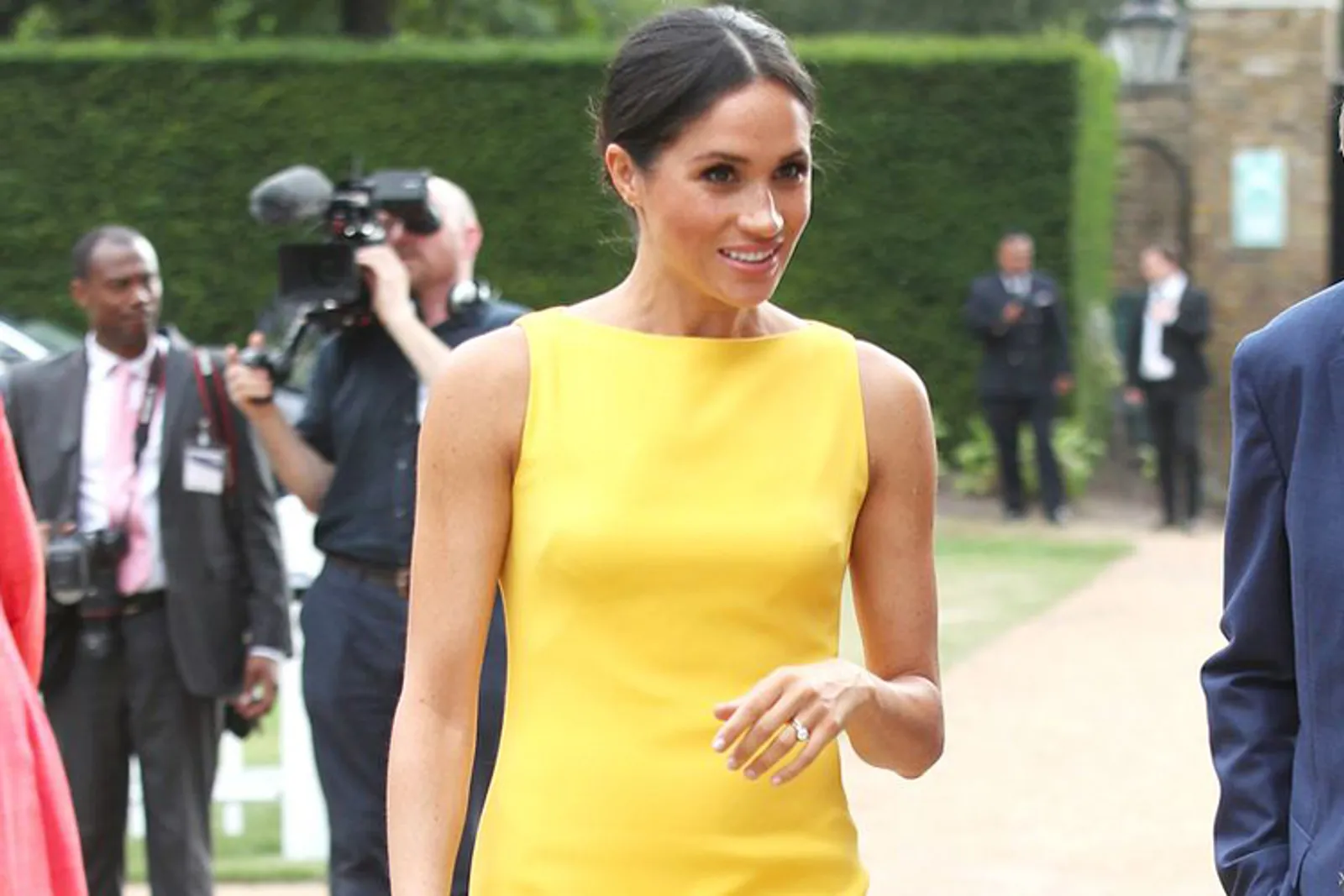 7 Potret Meghan Markle Kenakan Busana Warna Terang, Simpel Elegan!