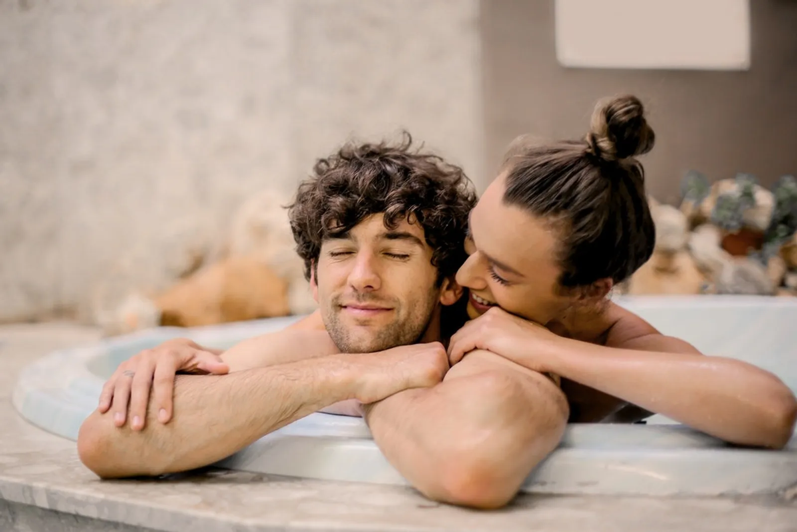 7 Cara Melakukan Vacation Sex yang Lebih Intim dengan Pasangan