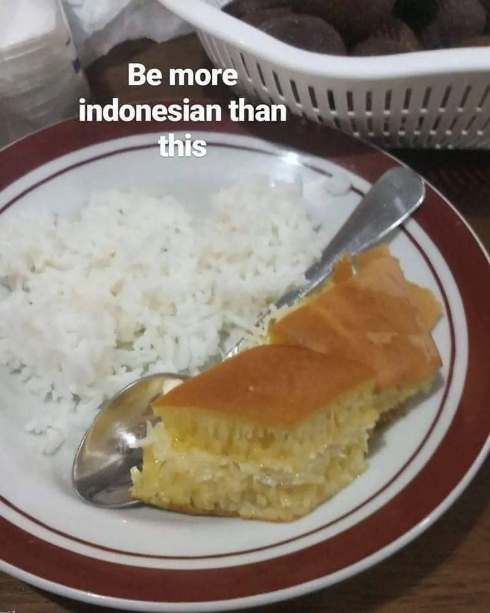 10 Potret Makan Nasi Pakai Lauk Nggak Biasa Ini Cuma Ada di Indonesia