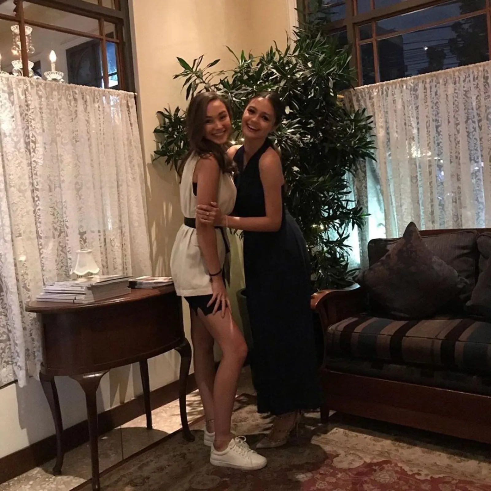 10 Bukti Kompaknya Persahabatan Amanda Rawles dan Caitlin Halderman
