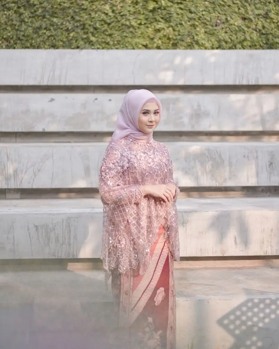 Inspirasi Kebaya Lamaran untuk Perempuan Hijab