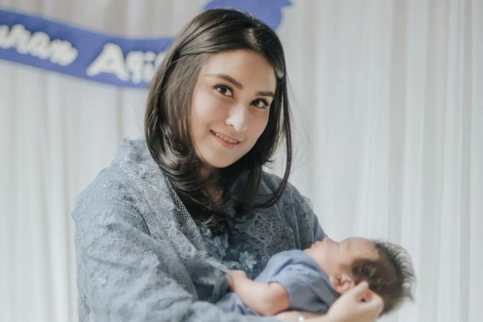 Potret Terkini Angbeen Rishi, Istri Adly Fairuz yang Kece Gendong Anak