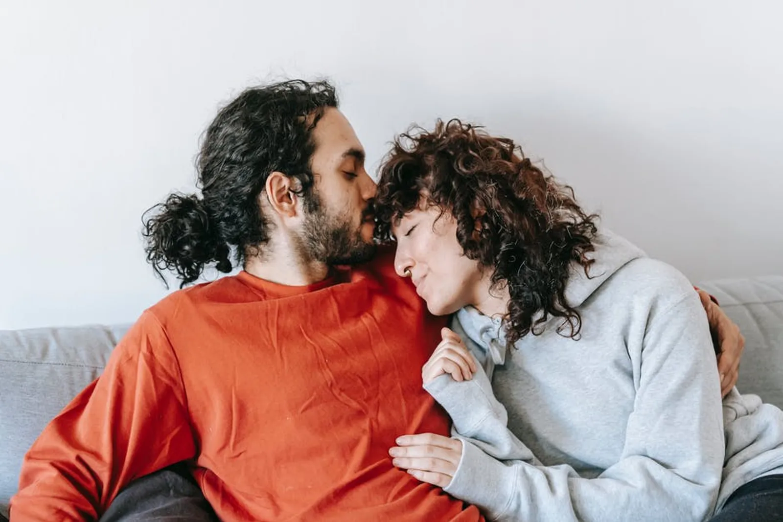 4 Cara Mengatasi Rasa Malu Saat Berhubungan Seks dengan Suami
