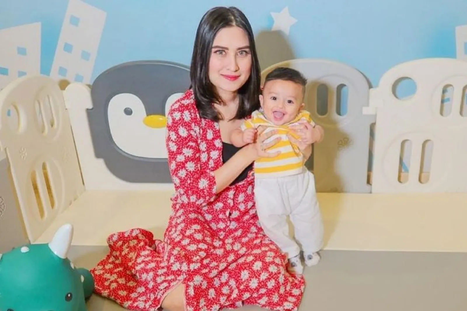 Potret Terkini Angbeen Rishi, Istri Adly Fairuz yang Kece Gendong Anak