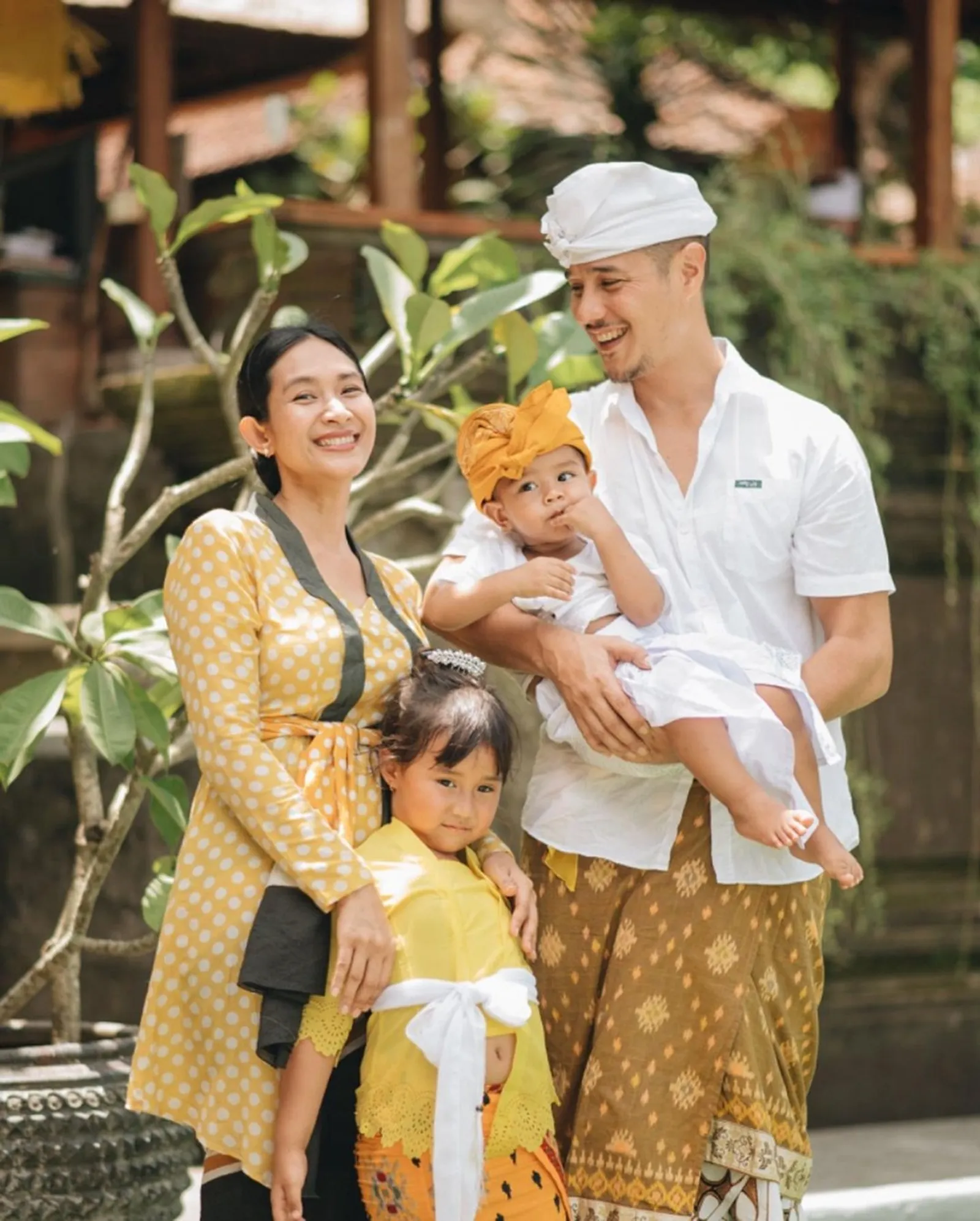 Dinikahi Bangsawan Bali, Intip 10 Potret Harmonis Happy Salma & Suami