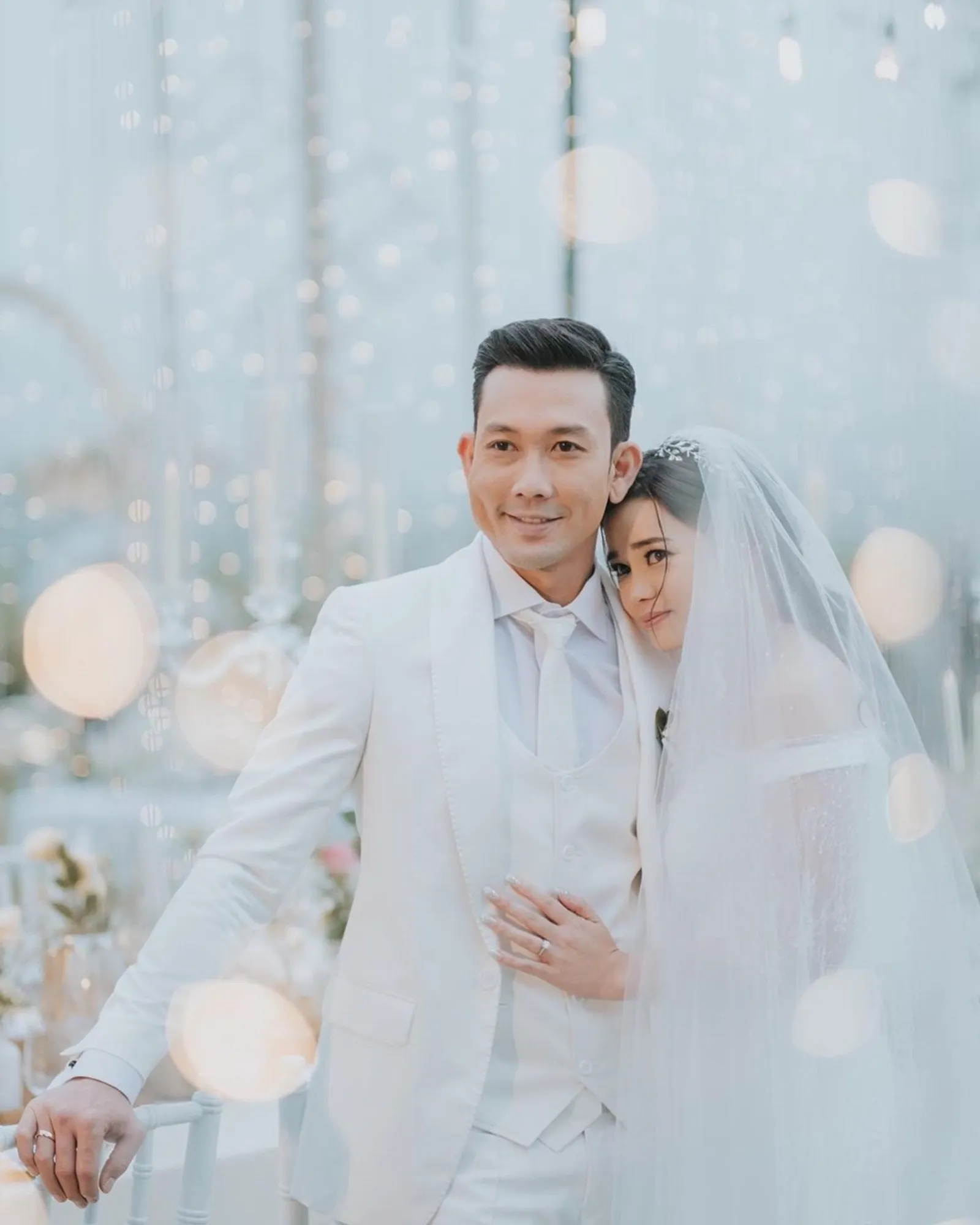 Menikah dengan CEO, Intip 10 Potret Romantis Denny Sumargo dan Istri