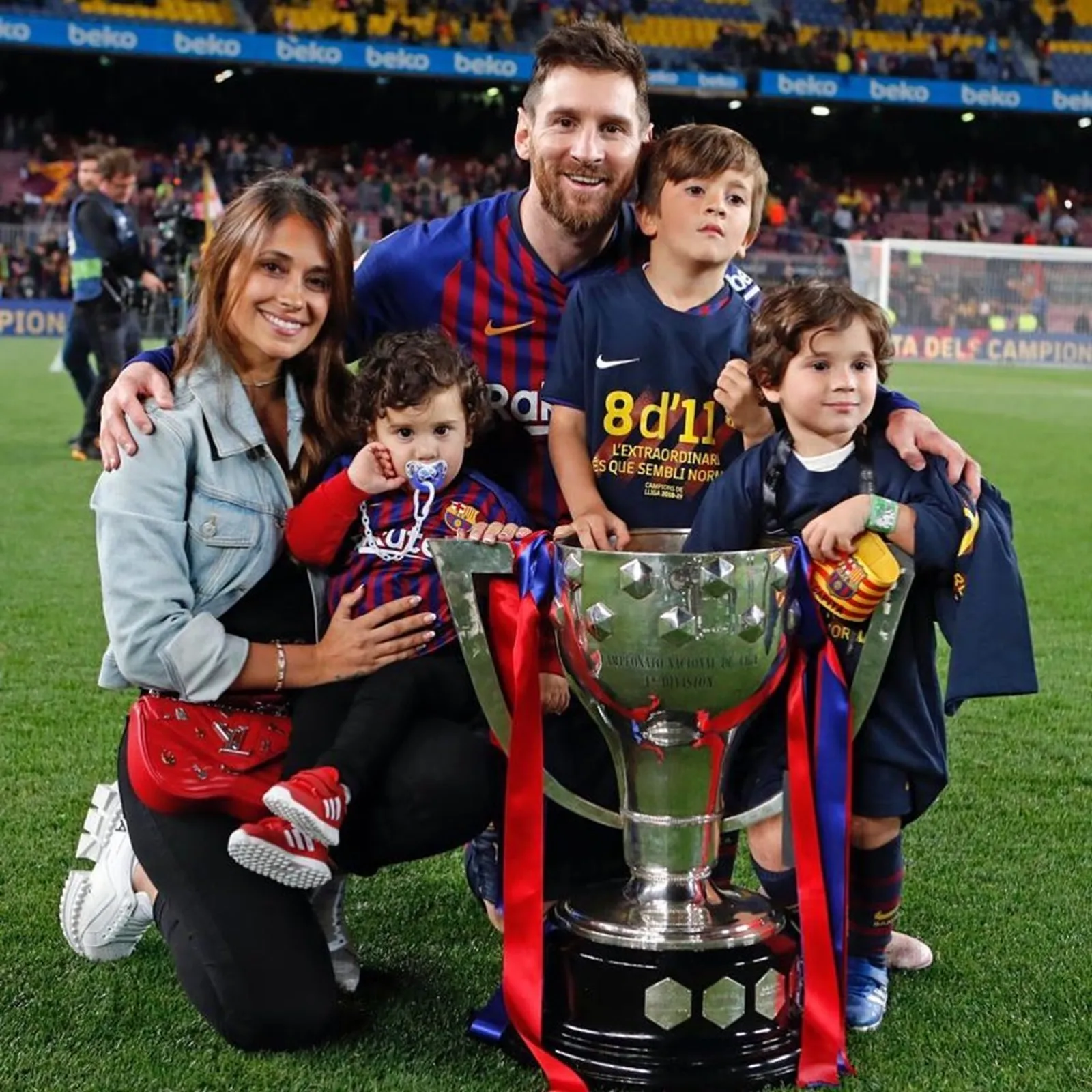 Nikahi Teman Kecilnya, 10 Potret Kisah Cinta Lionel Messi dan Istri