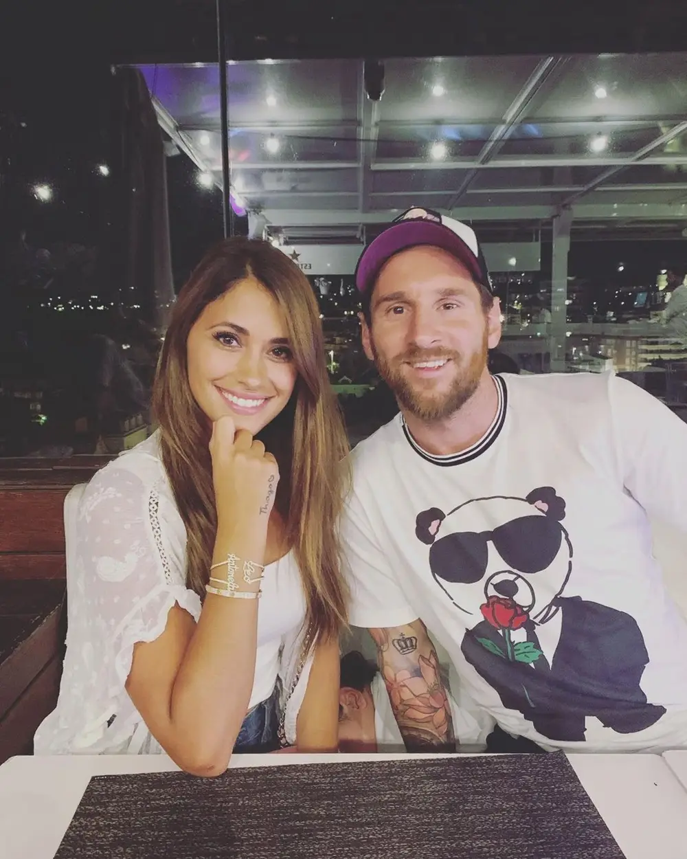 Nikahi Teman Kecilnya, 10 Potret Kisah Cinta Lionel Messi dan Istri