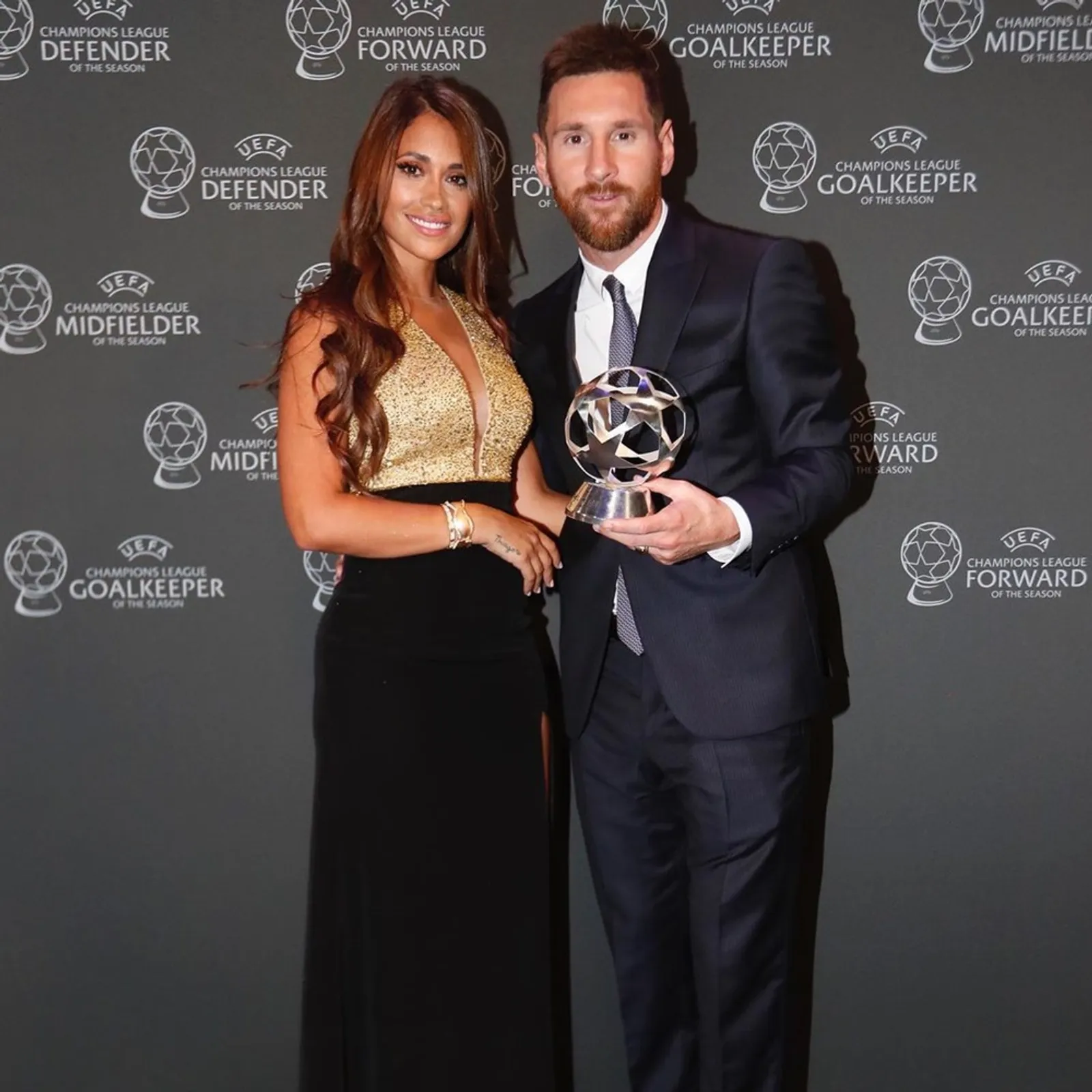 Nikahi Teman Kecilnya, 10 Potret Kisah Cinta Lionel Messi dan Istri