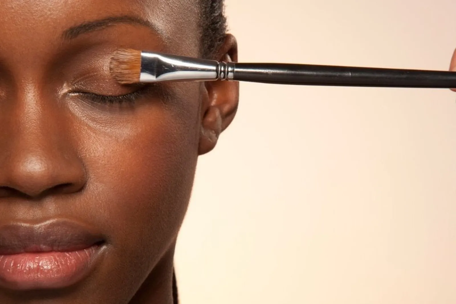 7 Rekomendasi Eyeshadow Cokelat yang Bikin Riasan Mata Kian Menawan