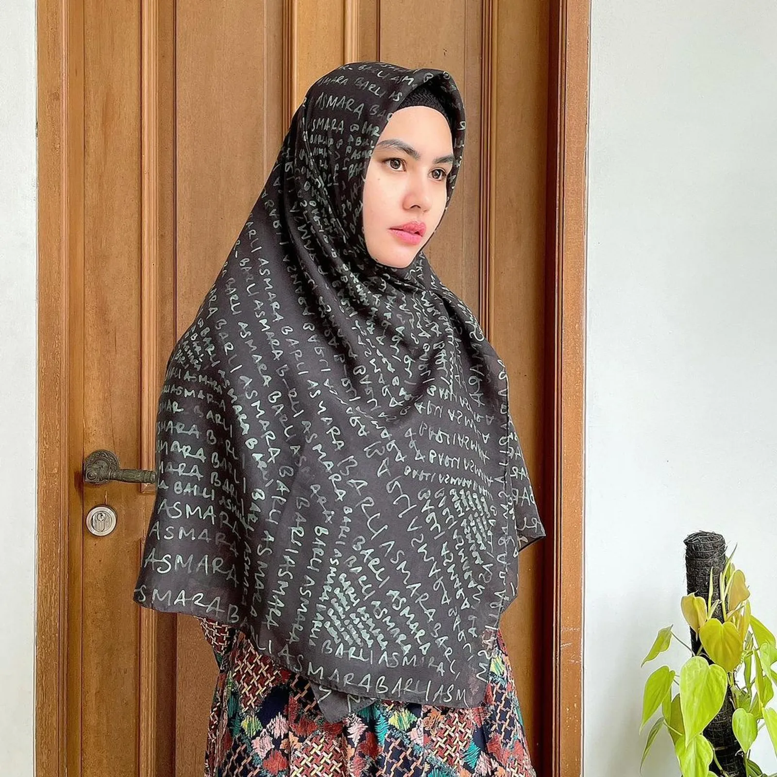 Gaya Terkini Kartika Putri, Artis Hijrah yang Sempat Kontroversial