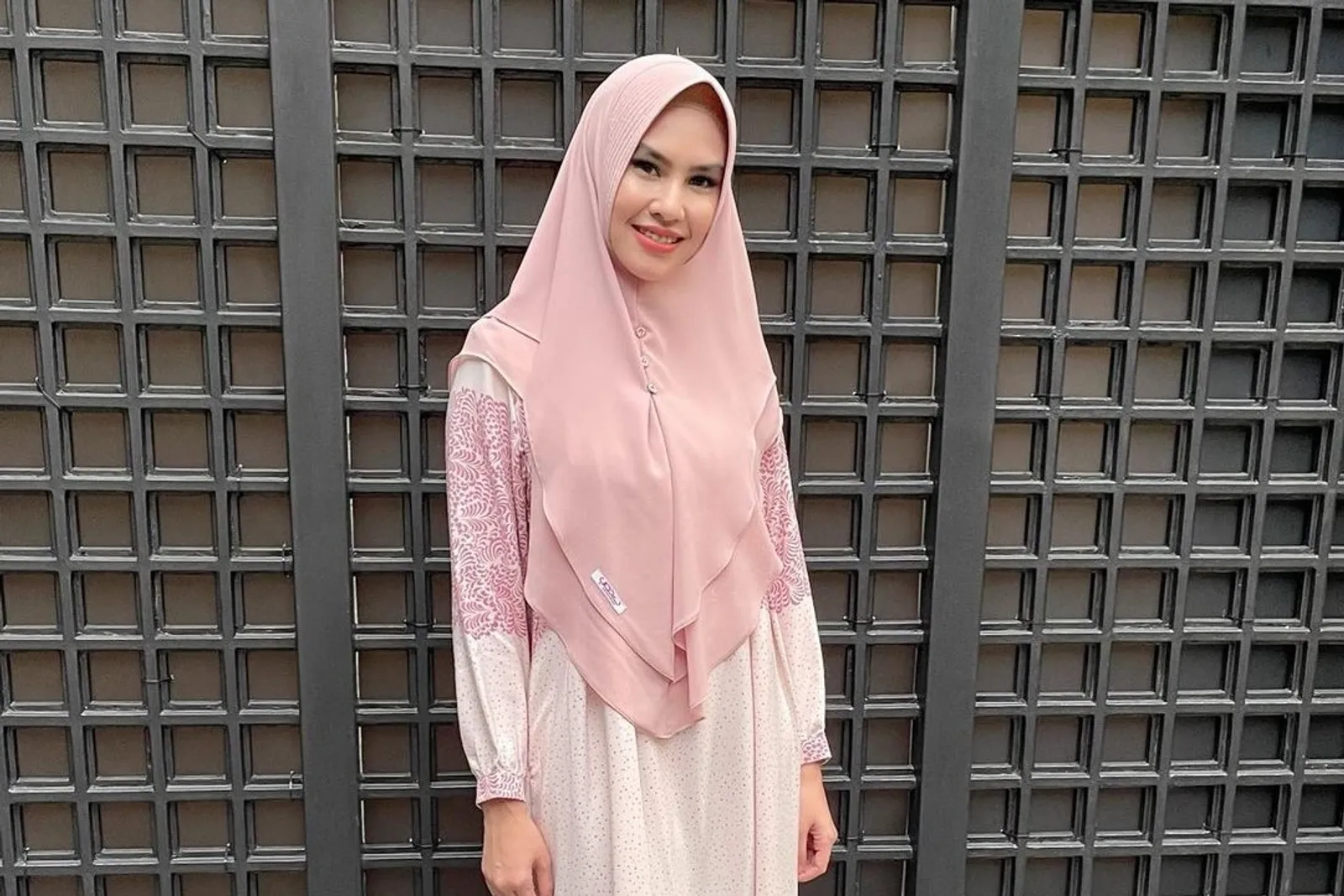 Gaya Terkini Kartika Putri, Artis Hijrah yang Sempat Kontroversial