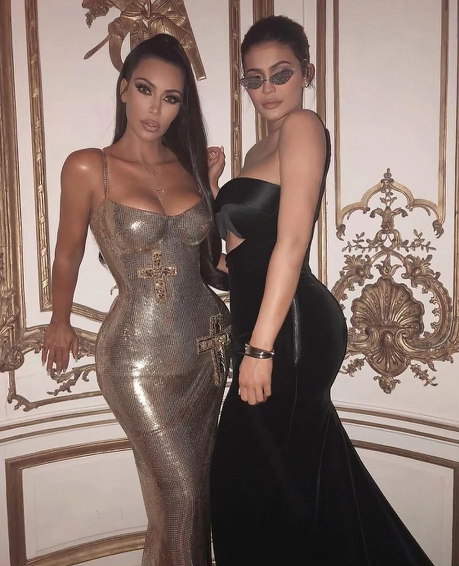 Ucapkan Ultah, Kim Kardashian Posting Foto Seksi dengan Kylie Jenner