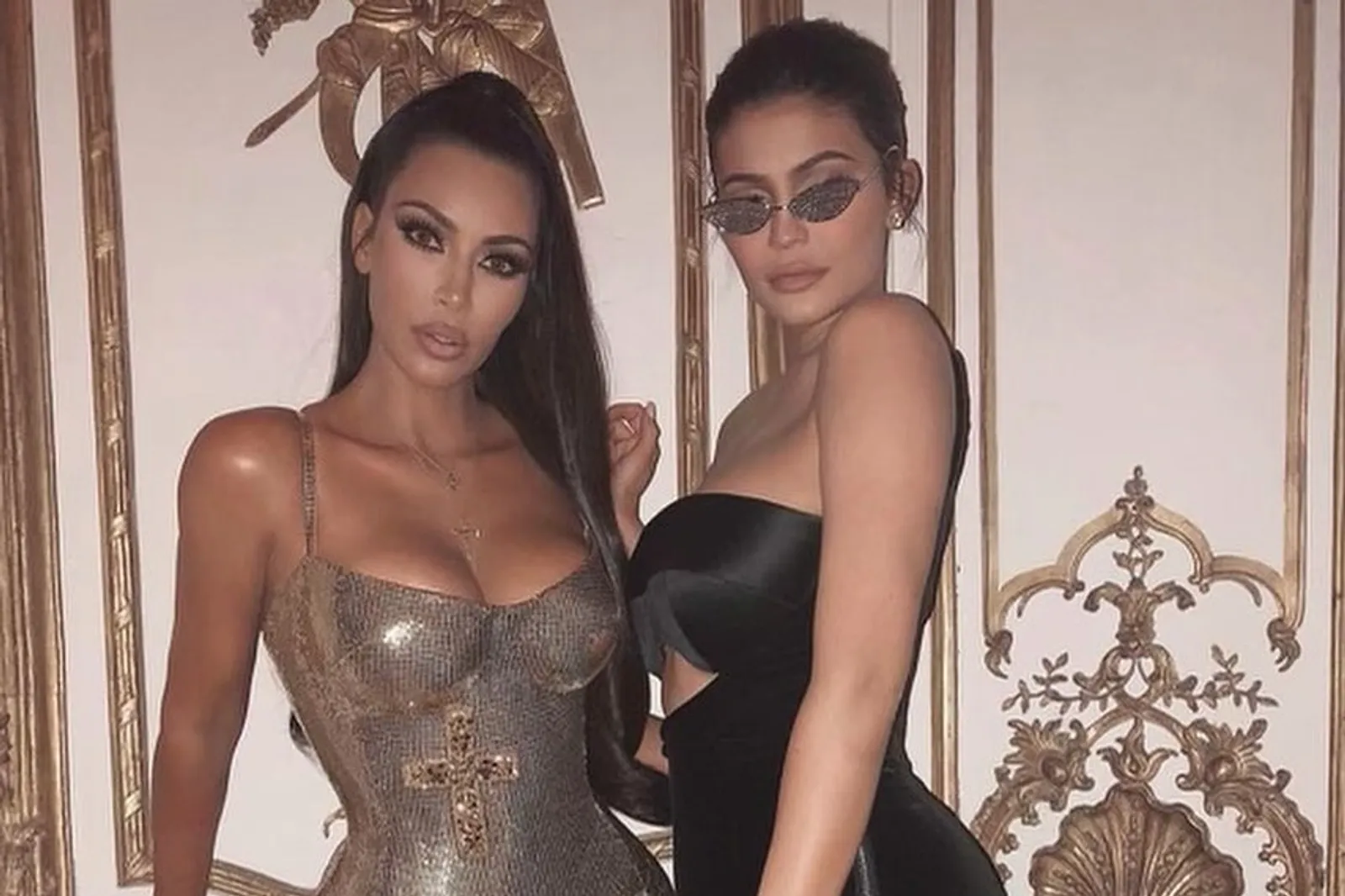 Ucapkan Ultah, Kim Kardashian Posting Foto Seksi dengan Kylie Jenner