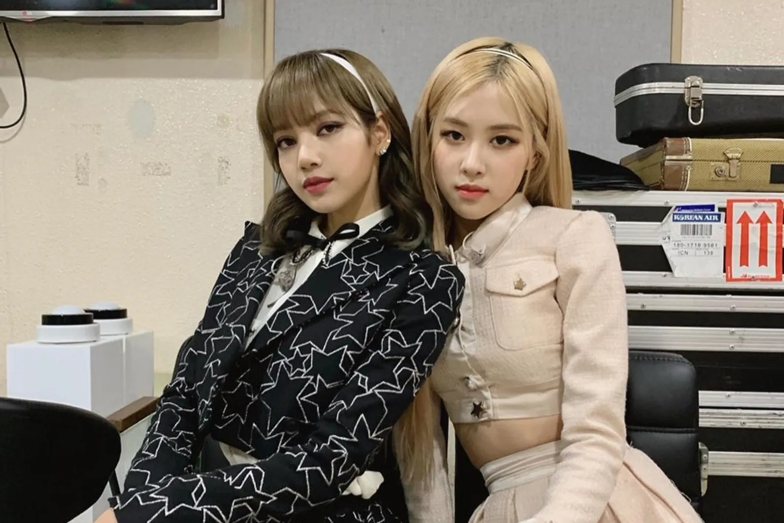 Deretan Bukti Lisa dan Rosé BLACKPINK Hobi Pakai Outfit Kembaran