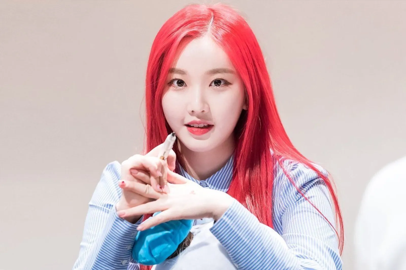 10 Idol KPop dengan Warna Rambut Merah Memukau