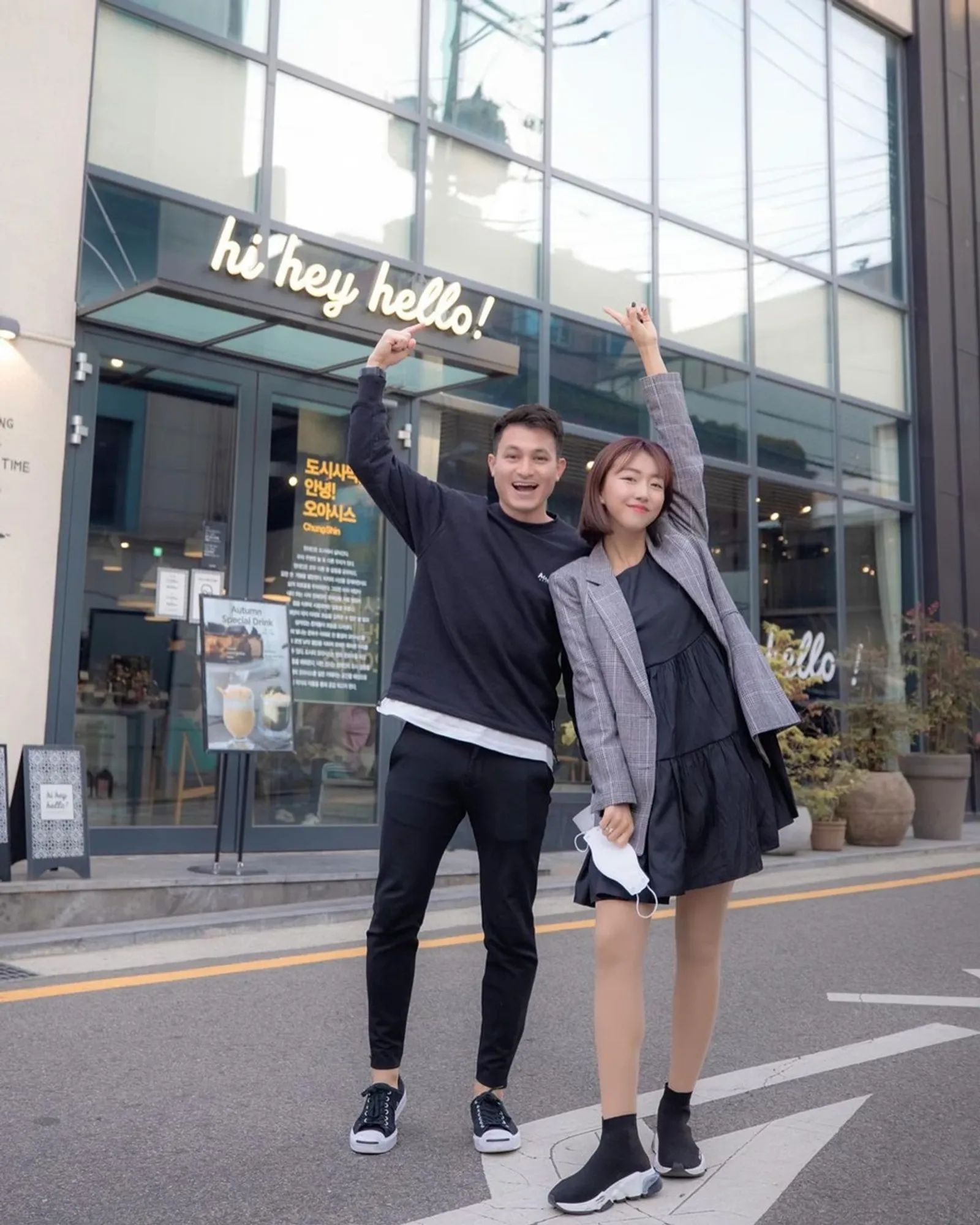 Terlibat Kontroversi, Ini 9 Potret Mesra YouTuber Sunny Dahye & Suami