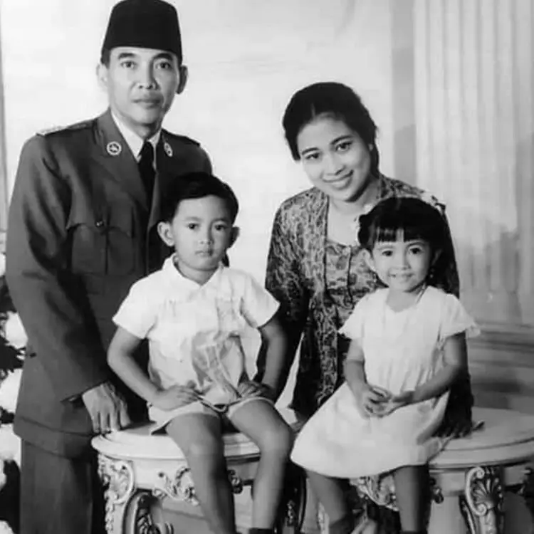 Torehkan Sejarah, 13 Potret Lawas Soekarno dan Fatmawati di Masa Lalu