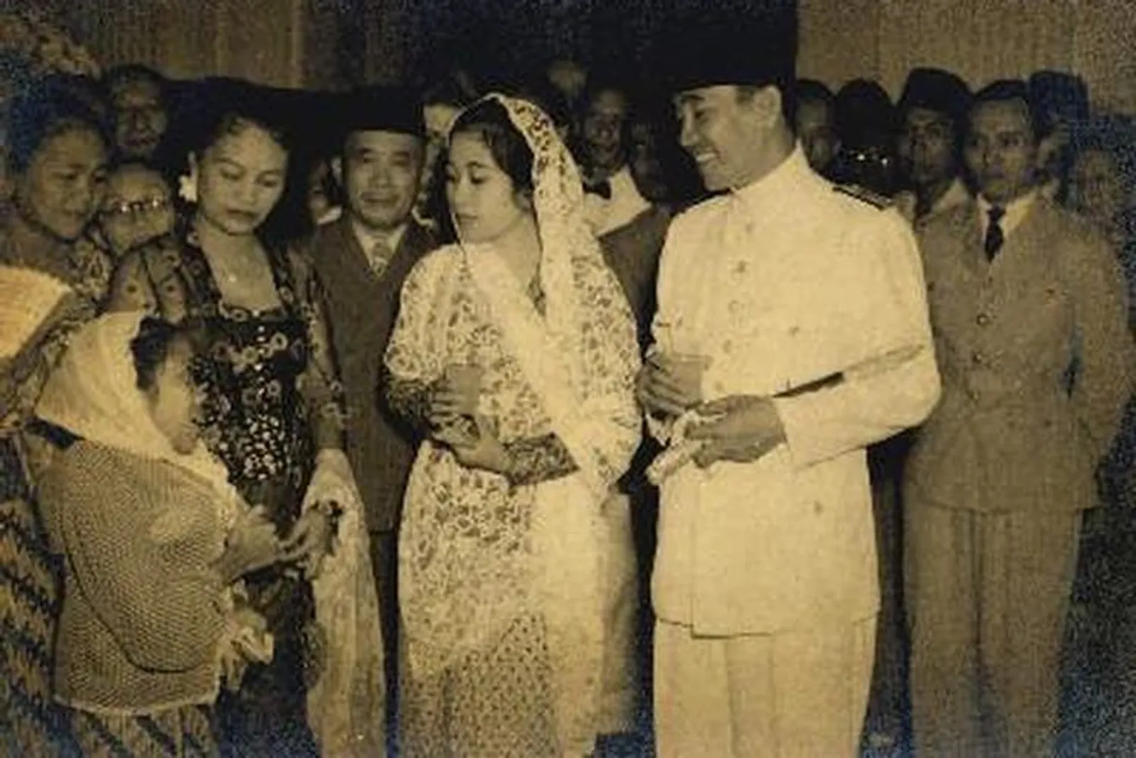 Torehkan Sejarah, 13 Potret Lawas Soekarno dan Fatmawati di Masa Lalu