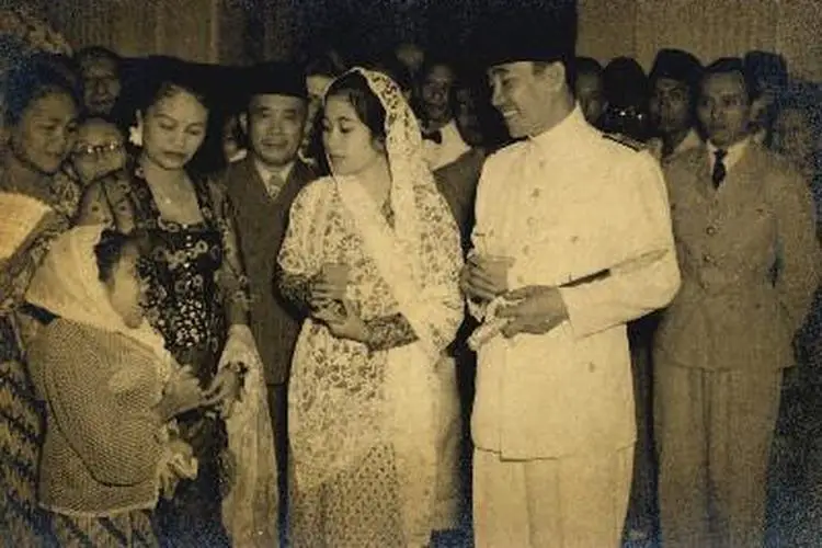 Torehkan Sejarah, 13 Potret Lawas Soekarno dan Fatmawati di Masa Lalu