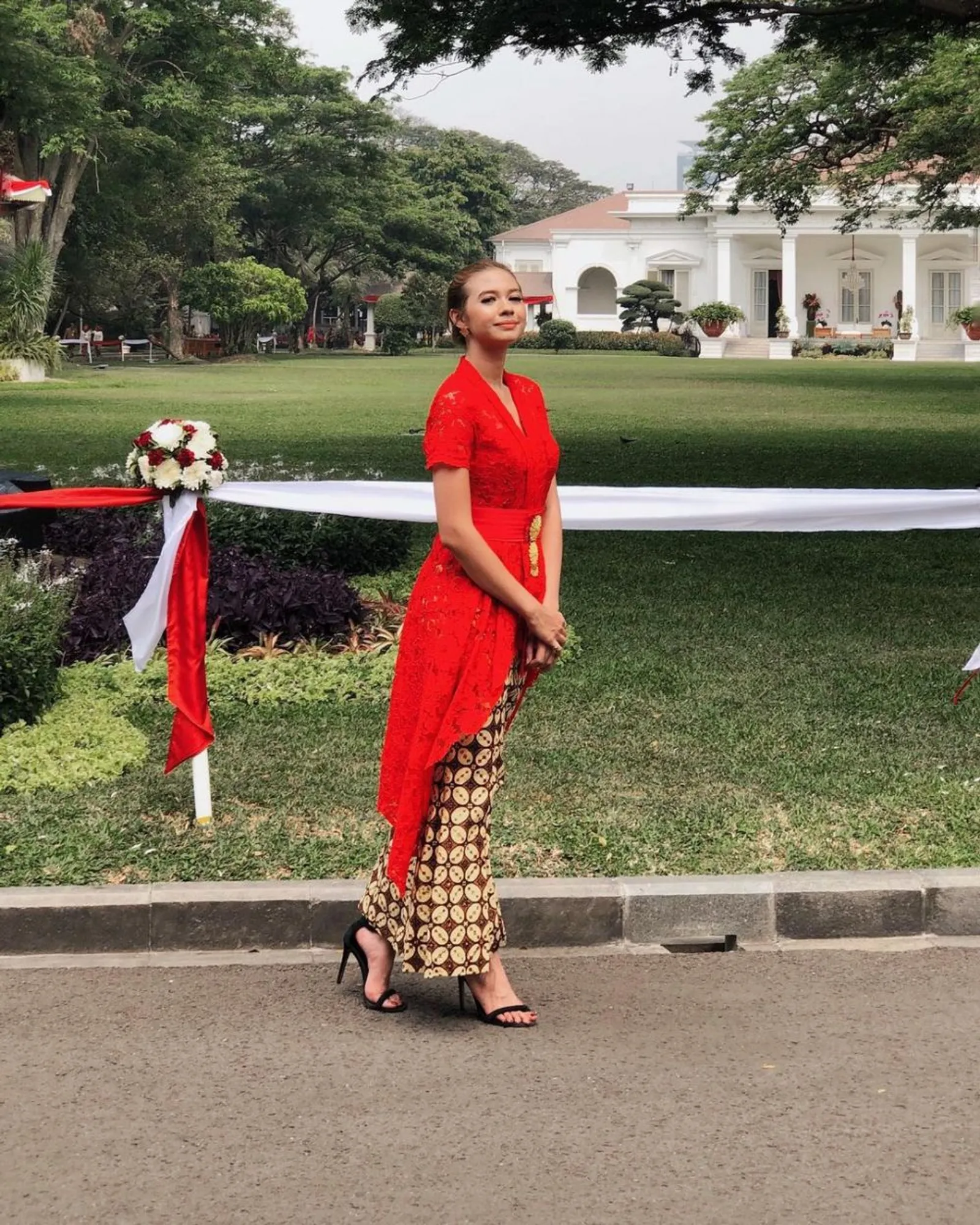 Gaya 'Mahal' Para Artis Indonesia Pakai Kebaya Merah, Manglingi!