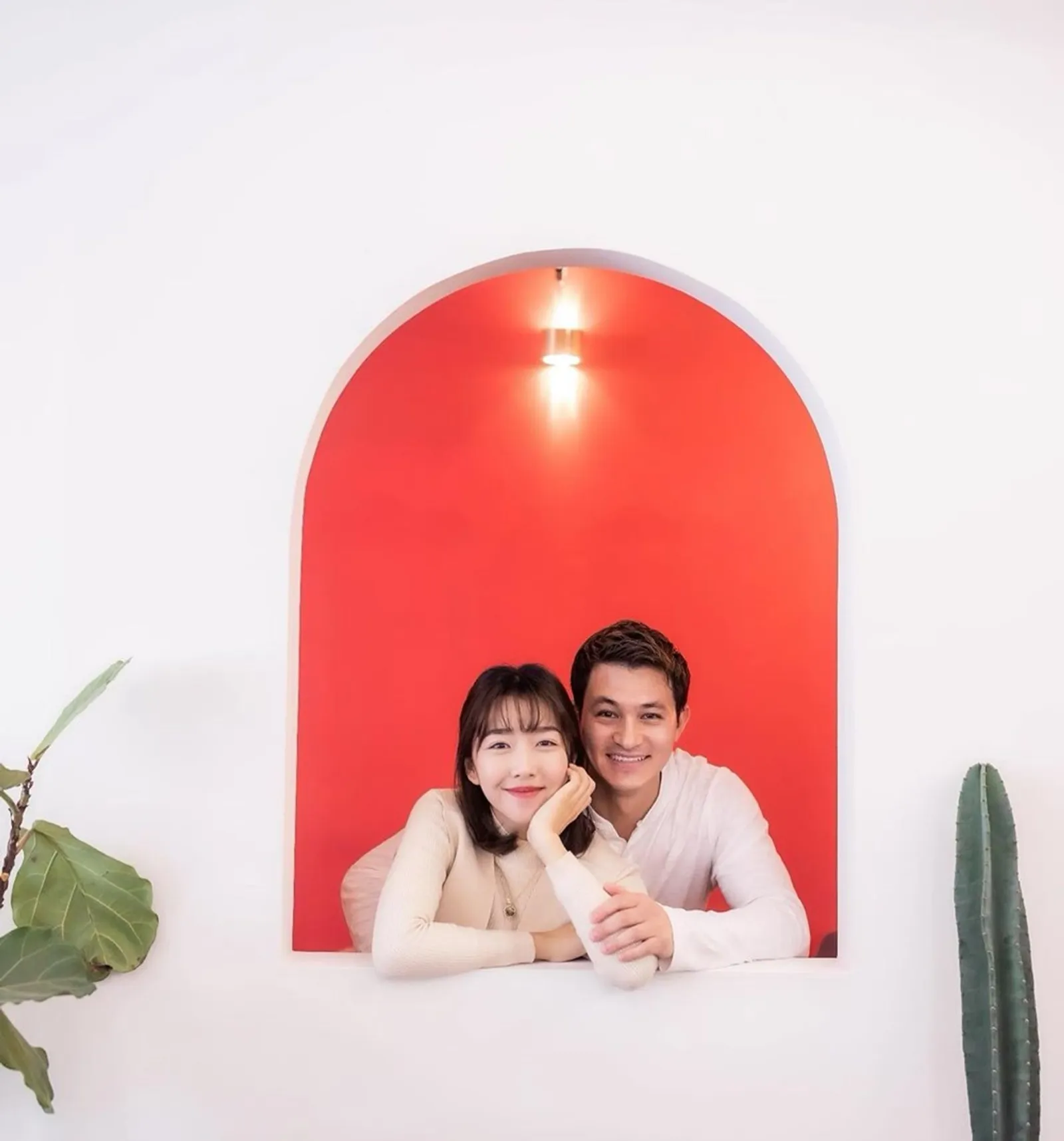 Terlibat Kontroversi, Ini 9 Potret Mesra YouTuber Sunny Dahye & Suami